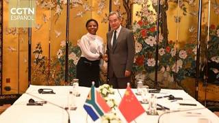 El canciller chino Wang Yi se reúne con Ntshavheni, ministra de la Presidencia de Sudáfrica