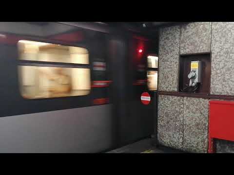 Treno Meneghino M1 in ripartenza dalla fermata Cordusio