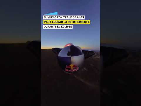 El vuelo con traje de alas para lograr la foto perfecta durante el eclipse #shorts
