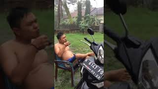 Download lagu Status whatsapp ngopi hujan2 mp3