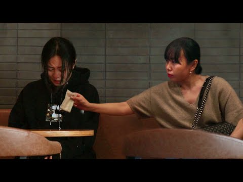 看到新手媽媽正陷入產後抑鬱的痛苦中，路人阿姨忍不住流淚了