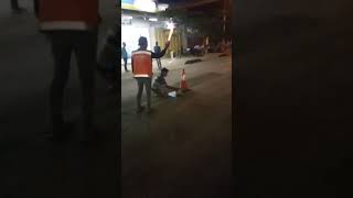 preview picture of video 'Remaja Sragi jaman now perbaiki jalan yg rusak,  TUKANG PARKIR VIRAL'