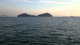 preview picture of video '塩飽本島　泊浜から瀬戸大橋を眺める (sunset honshima island setouchi national park)'