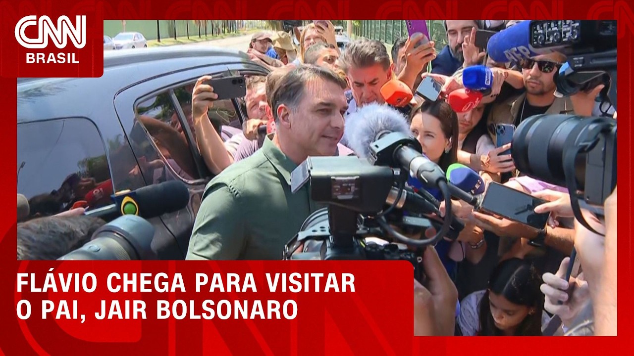Flávio fala após visita ao pai, Jair Bolsonaro; veja momento | LIVE CNN