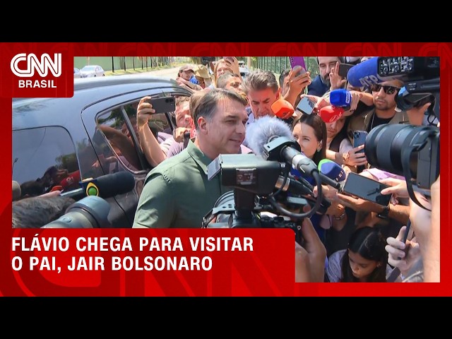 Flávio fala após visita ao pai, Jair Bolsonaro; veja momento | LIVE CNN