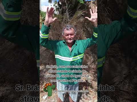 Sr. Bras, com sua carrocinha atravessando a cidade de Cedro-CE, com destino a Paraíba.