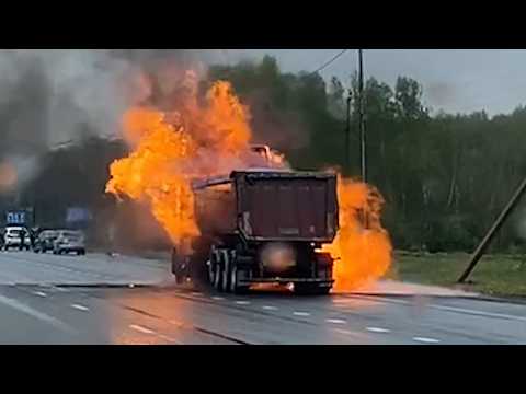 Автопоезд сгорел в струях газа