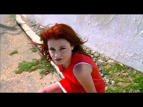 Le monde tourne mal - Axelle Red