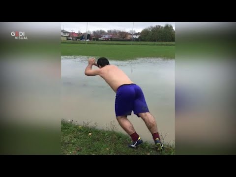 Modena, il campo da calcio è diventato una piscina: il giocatore si tuffa e nuota