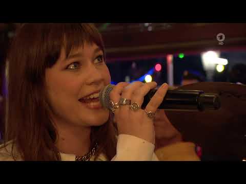 Wet Leg  -  "Chaise Longue" - live at "Inas Nacht"