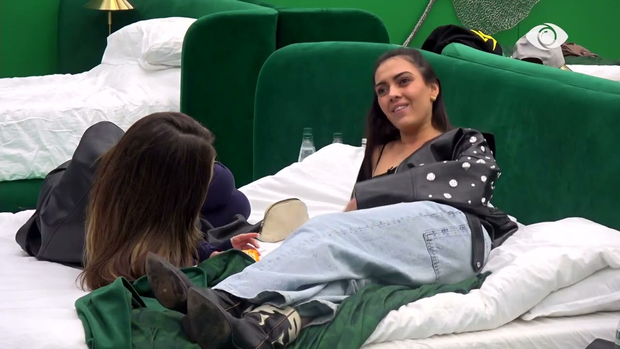 “Hë mi Livia…”/ Livia imiton Vserlon dhe diskuton me Valbonën: Këto janë Barbie…