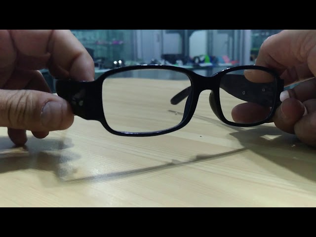 Vídeo relacionado con La Compañía Gafas De Lectura Pack 2 Iluminado LED Noche Lectores De Luz Hombres Mujeres Negro LL1-1 +1,50