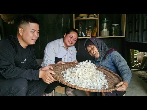 The homeless girl makes coconut jam with the old woman and Mr. Khang.