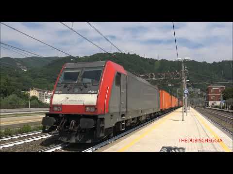 IL SALUTO Della E.483 CON MERCI DI CONTAINER IN TRANSITO A RONCO SCRIVIA. (GE)  SAB. 12 - 6 - 2021.