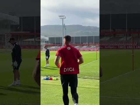 😉 We’ll look after the Yashin trophy for you while you’re training, Unai. Don’t worry 🤣