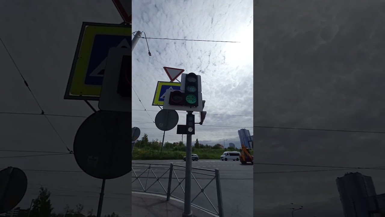 Перекресток, который заряжен на опасный проезд...Для серых камер и черных дел