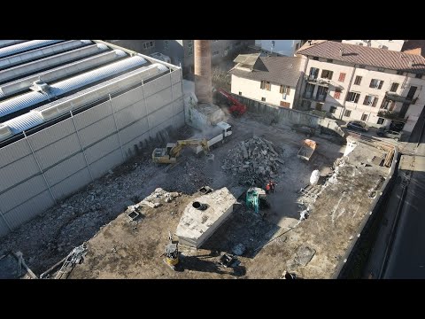 La demolizione dell’ex manifattura a Zogno