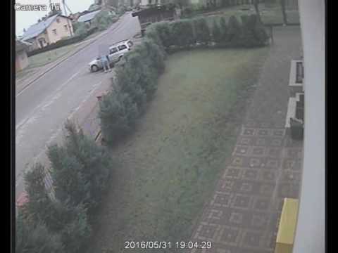 Ledwo wytoczył się z samochodu. Pijany kierowca nagrany przez monitoring