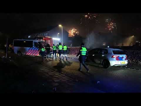 Brandweermannen moeten rennen voor zwaar vuurwerk in Drachten - ME ingezet
