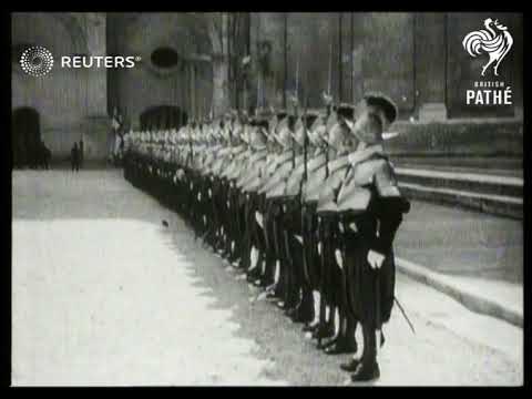 ITALY: Swiss guard manoeuvres in Vatican City (1930)