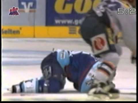 DEL 05-06 Adler Mannheim - Lonny Bohons nach seiner schweren Verletzung