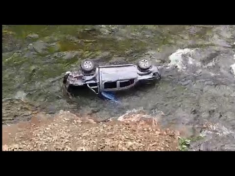 VEHÍCULO CAE AL RIO TOCACHE JUSTO EN EL MAL PASE  TOCACHE - TAYABAMBA.