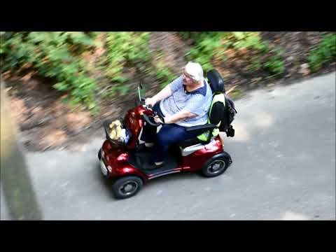 Ma met Scootmobiel over de Holleweg