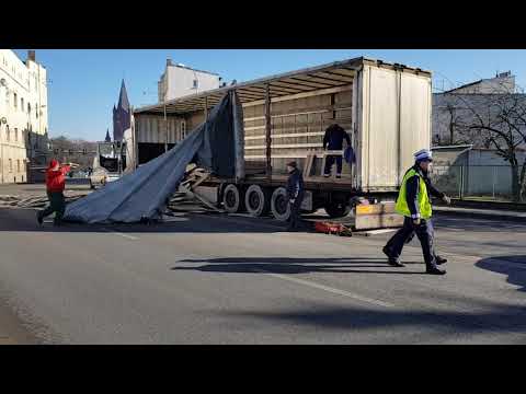 INOWROCŁAW #MinutaLIVE: Niebezpieczna sytuacja drogowa na ul. Staszica