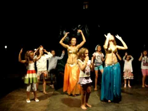 Belly dance lesson with belly dance duet Emira