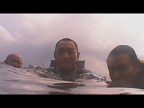 Mandi bareng di Pantai Watudodol