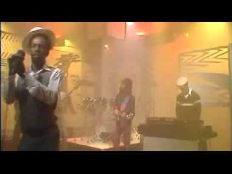 GREGORY ISAACS Ft THE ROOTS RADICS-NIGHT NURSE 1982 {WITH LYRICS}