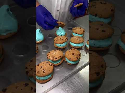 🍪💙 Costco’s Cookie Monster Ice Cream Sandwich is here! #CostcoDessert #icecream #cookies #oreo