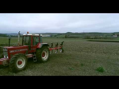 IH 1455 XL & Kverneland on land plough
