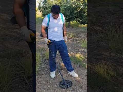 bu adam ne yapıyor 😉 #metaldetecting #keşfet #treasuresearch #trendingshorts