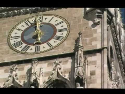 Munich Marienplatz Glockenspiel at the Neues Rathaus.dv