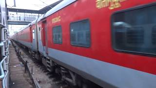 preview picture of video '54012/SDLP - TKJ Passenger Train Overtaking Swarna Jayanti Rajdhani Express at Rewari Junction'