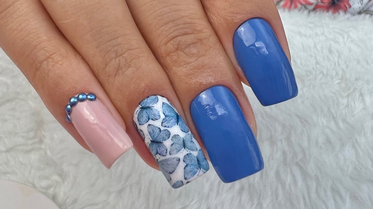 Unhas decoradas com Película e Pedrarias