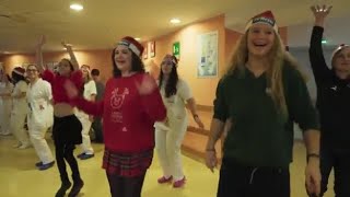 Firenze, flashmob natalizio all'ospedale pediatrico Meyer: i sanitari ballano per i bimbi ricoverati