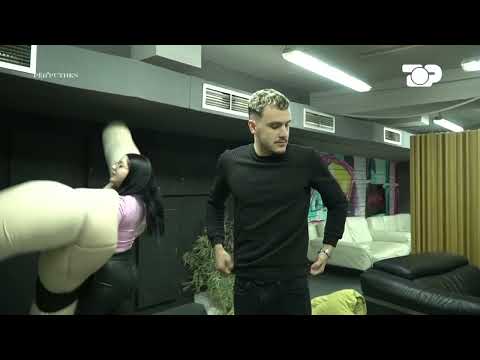 Gisela vesh kostumin e xhudos dhe zihet me Artjonin - Për’puthen prapaskena