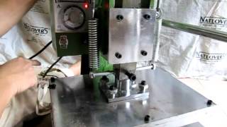preview picture of video 'Mesin Embos Manual Tuas / Lever Stamping Machine area embos 39 x 29 cm'