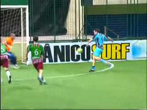 Gol em chute forte jogando o Showbol pelo Grêmio em 2011