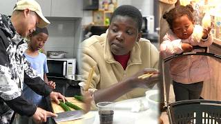 Download lagu My son has started learning to cook too-husband is teaching him how to smash cucumbers. mp3