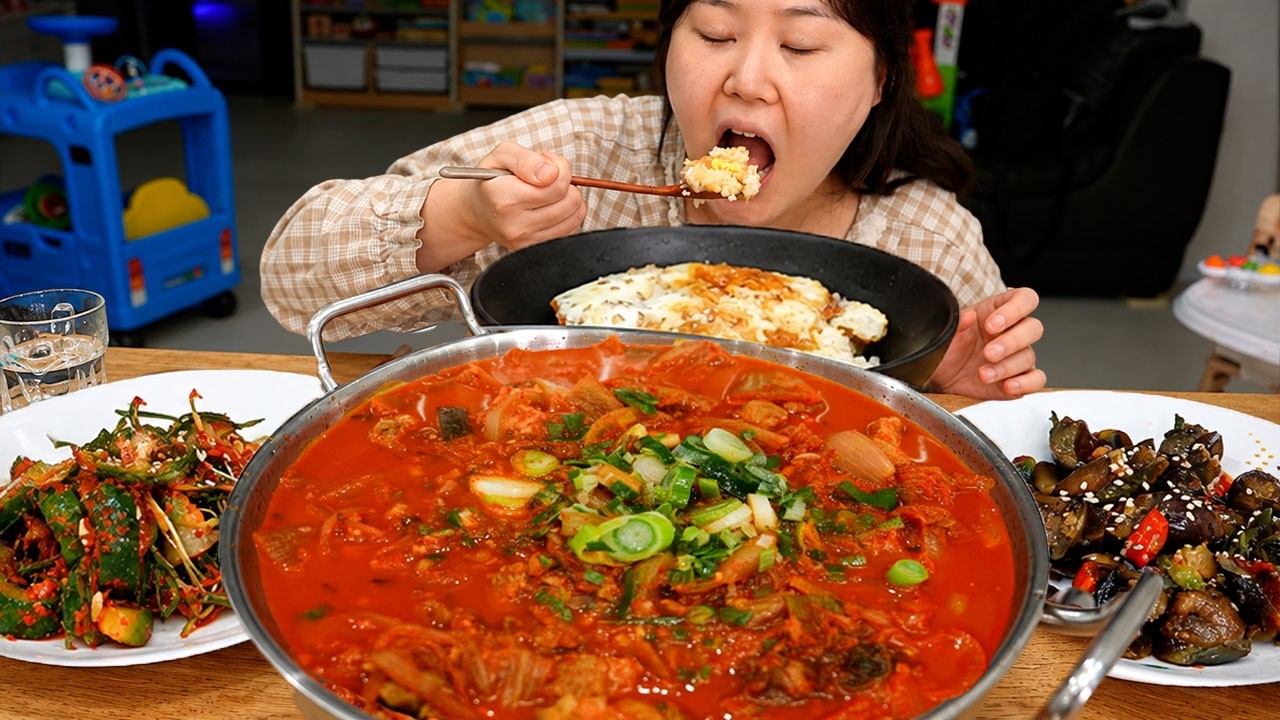입맛 없는 날! 돼지고기 듬뿍 넣은 김치찌개와 간장계란밥 시어머님표 가지볶음, 오이무침 집밥 먹방🤤MU