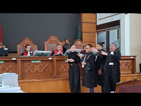 Serba Serbi Selebriti sedang live sekarang!