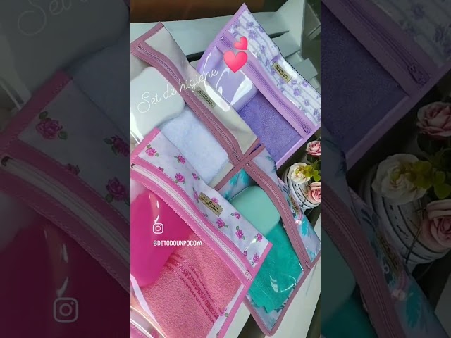 Vídeo relacionado con Sevilla FC - Neceser Escolar Infantil Mediano con Asa, Neceser Infantil, Adaptable a Carro, Fácil Limpieza, Cómodo y Versátil, Calidad y Resistencia, 26x12x15 cm