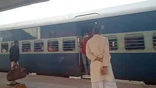 preview picture of video '12402 New Delhi Islampur Magadh Express Arriving on Platform no.6 At fatuha Junction on 11Nov 2018'