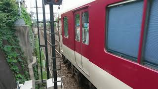 丹波橋駅で普通列車の発車の様子