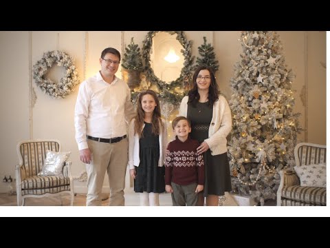 Familia Crîlov - Hai veniți cu toți la ieslea Lui ( Official Video )