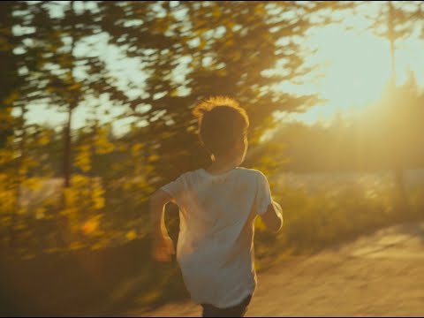 «Он везёт свой грузовик»: Короткометража о детстве в девяностые