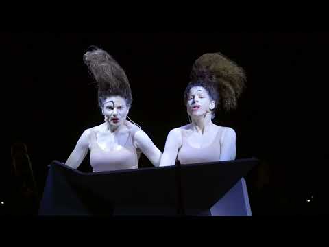 Απόσπασμα από την παράσταση Όχι εγώ [Not I] του [[#Samuel Beckett [Σάμιουελ Μπέκετ]#]] σε μουσική του [[#Ζήση Σέγκλια#]] και σκηνοθεσία του [[#Σάββα Στρούμπου#]], ομάδα Σημείο Μηδέν, Εναλλακτική Σκηνή της Εθνικής Λυρικής Σκηνής (2023). Η παράσταση εστιάζει στη σχέση αναπνοής, φωνής και σώματος, η οποία βρίσκεται στο κέντρο της προσέγγισης του Στρούμπου στο σωματικό θέατρο.